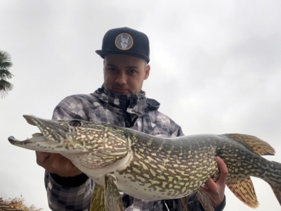 A pesca di lucci dal canotto