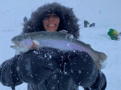 Pesca sul ghiaccio in compagnia